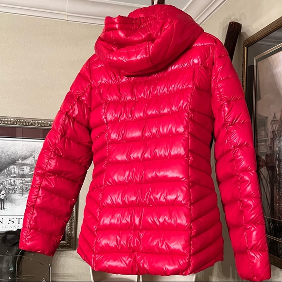 Guess puffer hooded red jacket is size medium - Picture 2 of 8